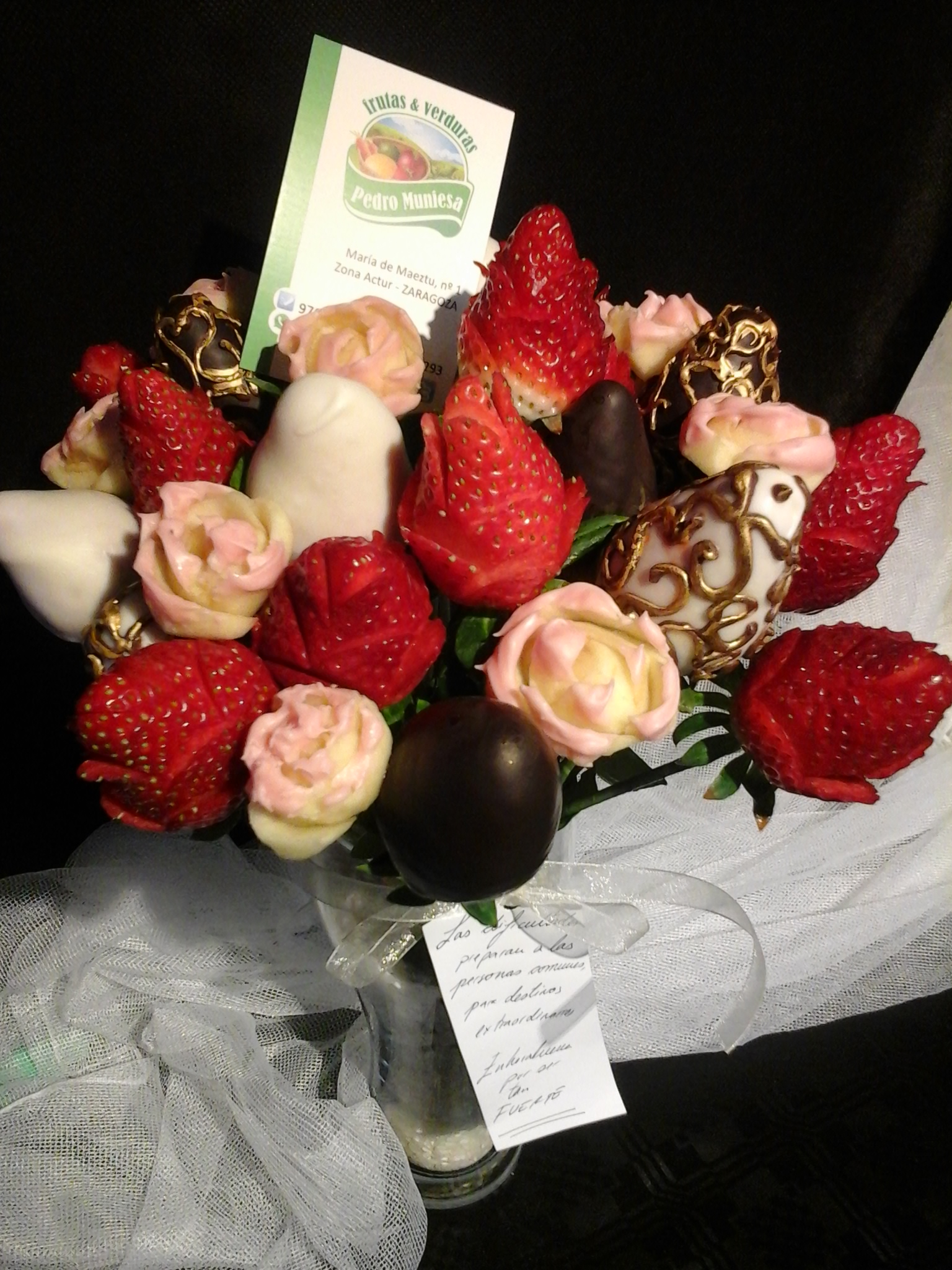 San Valentin, con corazon de fruta y besos de chocolate. | Evart, centros  de fruta
